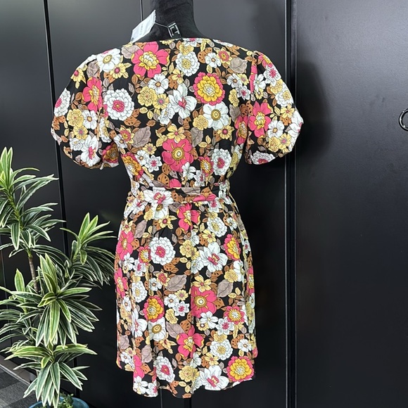 Forever 21 Wrap, low-cut V-neck,puff sleeves, tie waist,floral,linen blend - Picture 4 of 12